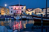 Abends auf dem Weinfest im kleinen Hafen von Bardolino, Ostufer, Gardasee, Veneto, Italien
