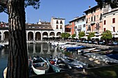 im Hafen von Desenzano, südlicher Gardasee, Lombardei, Italien