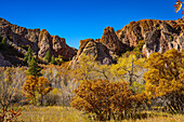Rote Felsen und blauer Himmel im Roxborough State Park, Herbst in Colorado, USA