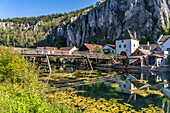 Markttor mit Altmühlbrücke im Markt Essing im Altmühltal, Niederbayern, Bayern, Deutschland