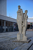 Stein Skulptur "Würde, Schönheit und Stolz des Menschen im Sozialismus" an der Stadthalle, Chemnitz, Sachsen, Deutschland, Europa