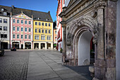 Historisches Portal von Altes Rathaus und Blick zu Siegertsches Haus am Marktplatz, Chemnitz, Sachsen, Deutschland, Europa