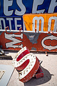 Verlassene und weggeworfene Schilder im Neon Museum, auch bekannt als Neon Boneyard in Las Vegas, Nevada.