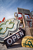 Verlassene und weggeworfene Neon-Open-Schild im Neon Museum, auch bekannt als Neon Boneyard in Las Vegas, Nevada.