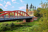 Boleslaw-Chrobry-Brücke (Most Bolesław Chrobrego) über die Warthe zur Dominsel (Ostrów Tumski) mit Posener Dom (St.-Peter-und-Paul-Kathedrale, Katedra) in Poznań (Poznan; Posen) in der Woiwodschaft Wielkopolska in Polen