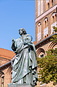 Altstädtisches Rathaus (Ratusz Staromiejski) und Denkmal Nikolaus Kopernikus (Pomnik Kopernika) am Altstadtmarkt (Rynek Staromiejski) in Toruń (Thorn, Torun) in der Wojewodschaft Kujawsko-Pomorskie in Polen