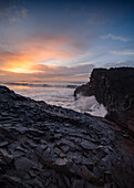 Raue Küste bei Sonnenaufgang, Vik, Island