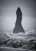 Dramatische Wellen am Black Sand Beach, Vik, Island