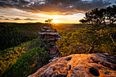 Buchkammerfelsen bei Sonnenuntergang, Busenberg, Pfälzerwald, Rheinland-Pfalz, Deutschland