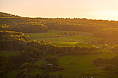 Hügellandschaft im Abendlicht am Stolzenberger Panoramaweg, Rheinland-Pfalz, Deutschland