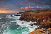 Stürmische Küste von Cornwall, England, Großbritannien