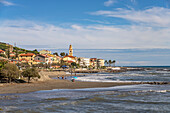 Strand und Stadtansicht von Santo Stefano al Mare, Riviera di Ponente, Ligurien, Italien, Europa\n