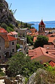 Blick auf die Altstadt von Omis, Dalmatien, Kroatien