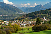 Vattaro, der Caldonazzosee und die Landschaft des Valsugana, Trentino, Italien, Europa 