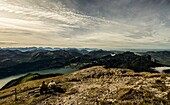 Paar auf einer Ruhebank auf dem Schafberg mit Ausblick über den Wolfgangsee und die Alpenberge, Salzkammergut, Alpen, Österreich