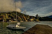 Blick vom Yachthafen zum Ufer des Wolfangsees mit Bootshäusern und Villen, St. Gilgen, Bundesland Salzburg, Österreich