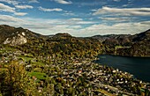 Blick vom Aussichtspunkt Weißwand auf den Plombergstein, auf St. Gilgen, den Weiler Brunnwinkl und Winkl, Salzburger Land, Österreich