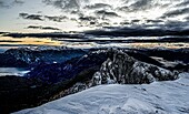 Winterstimmung in den Alpen, Sonnenaufgang am Schafberg und über den Bergen des Salzkammerguts, Österreich
