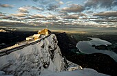 Winterstimmung am Schafberg, Restaurant Himmelspforte im Morgenlicht, im Hintergrund der Mondsee und die Berge des Salzburger Landes, Österreich