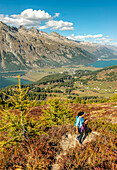 Wanderin im Engadin Tal mit Aussicht auf Sils im Engadin, Graubünden, Schweiz