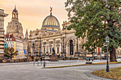 Kunstgalerie im Lipsius-Bau am Georg-Treu-Platz mit der Frauenkirche Dresden in der Dämmerung, Sachsen, Deutschland