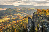 Aussicht vom Bastei Aussichtspunkt im Herbst, Sächsische Schweiz, Sachsen, Deutschland