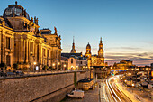 Brühlsche Terrasse und Terrassenufer Dresden bei Nacht, Sachsen, Deutschland