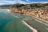 Stadtansicht und Hafen Riva Ligure aus der Luft gesehen, Riviera di Ponente, Ligurien, Italien, Europa 