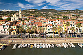 Stadtansicht mit Kirche San Maurizio und Marina Riva Ligure aus der Luft gesehen, Riviera di Ponente, Ligurien, Italien, Europa 