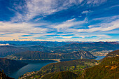 Luftaufnahme über die wunderschöne Berglandschaft mit dem schneebedeckten Monte Rosa und dem Berggipfel Matterhorn sowie dem Luganersee und der Stadt Lugano an einem sonnigen Tag vom Monte Generoso, Tessin, Schweiz.