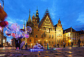 Rynek und Altes Rathaus (Stary Ratusz) in der Altstadt (Stare Miasto) von Wrocław (Wroclaw, Breslau) im Abendlicht in der Woiwodschaft Dolnośląskie in Polen
