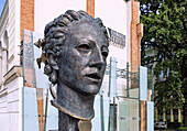 Kopf des Orpheus (Orfeusz) von Theodor von Gosen am Freiheitsplatz (Plac Wolności, Plac Wolnosci) vor dem Theatermuseum (Muzeum Teatru) in Wrocław (Wroclaw, Breslau) in der Woiwodschaft Dolnośląskie in Polen