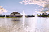 Jahrhunderthalle (Hala Stulecia) und Vier-Kuppel-Pavillon (Pawilion Czterych Kopul) mit Stahlskulptur Iglica (Nadel), Wasserspielen (Fontanna) und Pergola in Wrocław (Wroclaw, Breslau) in der Woiwodschaft Dolnośląskie in Polen