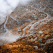 Grimselpass-Straße im Herbst; Kanton Bern, Schweiz