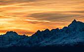 Farbiger Abendhimmel in den Bündner Bergen; Kanton Graubünden, Schweiz