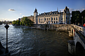 prächtiges Gerichtsgebäude (Tribunal Correctionnel de Paris) am Seine Ufer, Paris, Île-de-France, Frankreich, Europa, UNESCO Weltkulturerbe
