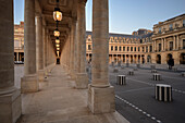 Kolonnaden im Palais Royal, Paris, Île-de-France, Frankreich, Europa