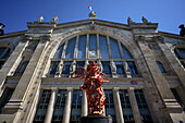 Bahnhof Gare du Nord in Paris mit Skulptur Angel Bear, Île-de-France, Frankreich, Europa