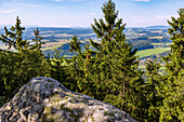 Aussichtspunkt mit Blick Richtung Riesengebirge im Felslabyrinth Błędne Skały (Bledne Skaly) im Heuscheuergebirge (Góry Stołowe Nationalpark) im Glatzer Bergland in der Woiwodschaft Dolnośląskie in Polen