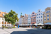 Rathausplatz (Rynek, Plac Ratuszowy) mit Bürgerhäusern (Kamieniczky) in Jelenia Góra (Hirschberg) im Riesengebirge (Karkonosze) in der Woiwodschaft Dolnośląskie in Polen
