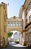 Rathausplatz (Rynek, Plac Ratuszowy) mit Torbogen am Rathaus (Ratusz) in Jelenia Góra (Hirschberg) im Riesengebirge (Karkonosze) in der Woiwodschaft Dolnośląskie in Polen