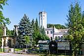 Schloss Erdmannsdorf (Pałac Mysłakowice, Palac Myslakowice) im Hirschberger Tal (Kotlina Jeleniogórska; Kotlina Jeleniogorska) im Riesengebirge (Karkonosze) in der Woiwodschaft Dolnośląskie in Polen