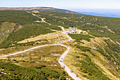 Wanderwege zur Schneekoppe (Śnieżka; Sniezka) und Rastplatz am Schlesierhaus (Dom Śląski; Dom Slaski) im Nationalpark Riesengebirge (Karkonoski Park Narodowy) in der Woiwodschaft Dolnośląskie in Polen