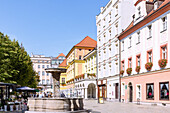 Rynek mit Brunnen und Markständen in Świdnica (Schweidnitz, Swidnica) in der Woiwodschaft Dolnośląskie in Polen