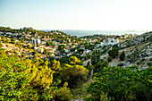 Ein Blick auf Marseille und das Mittelmeer von einem nahe gelegenen Hügel.