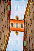 Grafische Doppelbelichtung von Wohngebäuden in Nizza, Frankreich.