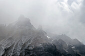 Chile; Südchile; Region Magallanes; Gebirge der südlichen Cordillera Patagonica; Nationalpark Torres del Paine; Regenwolken über den Granitfelsen des Cerro Paine Grande