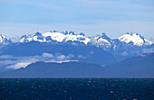 Chile; Südchile; Region Los Lagos; Gebirge der südlichen Cordillera Patagonica; auf der Navimag Fähre durch die patagonischen Fjorde; Golfo de Ancud; gebirgige Küstenlinie mit Blick auf den Nationalpark Hornopiren
