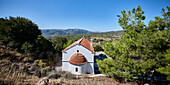 Kapelle Entschlafung der Jungfrau in Mohon Pediados; im Hintergrund die Bucht von Malia, Hersonissos, Kreta, Griechenland