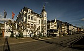 Historische Gebäude an der Rheinuferstraße in Rüdesheim, Oberes Mittelrheintal, Hessen, Deutschland